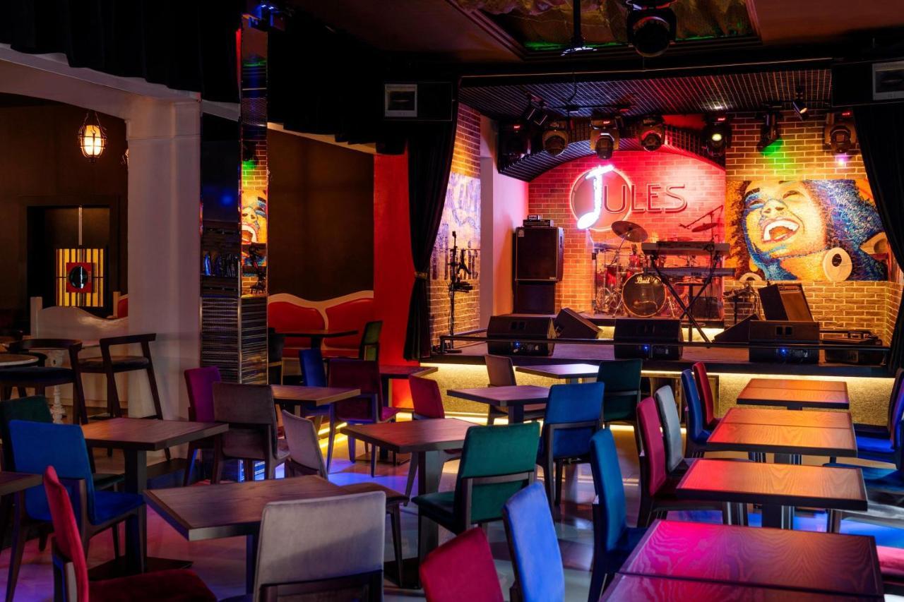 เลอ เมริเดียน ดูไบ โฮเต็ล แอนด์ คอนเฟอเรนซ์ เซ็นเตอร์ Hotel ภายนอก รูปภาพ Interior of a typical karaoke box