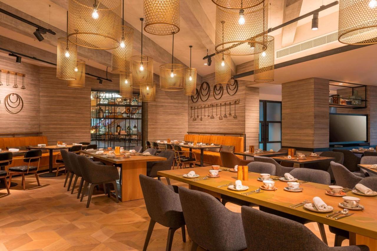 เลอ เมริเดียน ดูไบ โฮเต็ล แอนด์ คอนเฟอเรนซ์ เซ็นเตอร์ Hotel ภายนอก รูปภาพ The interior of the restaurant