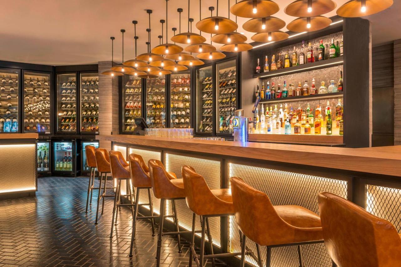 เลอ เมริเดียน ดูไบ โฮเต็ล แอนด์ คอนเฟอเรนซ์ เซ็นเตอร์ Hotel ภายนอก รูปภาพ The bar at the 100 Queen's Gate
