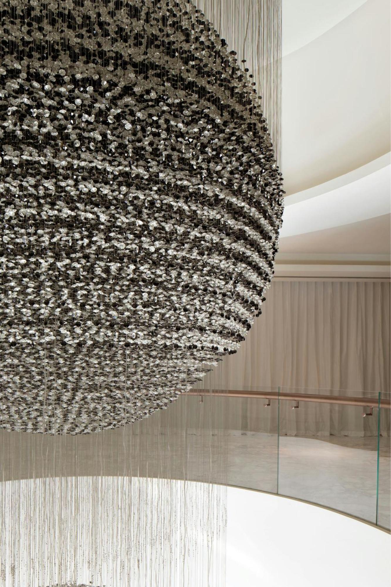 เลอ เมริเดียน ดูไบ โฮเต็ล แอนด์ คอนเฟอเรนซ์ เซ็นเตอร์ Hotel ภายนอก รูปภาพ The 10,000-crystal chandelier at the Four Seasons Hotel, London