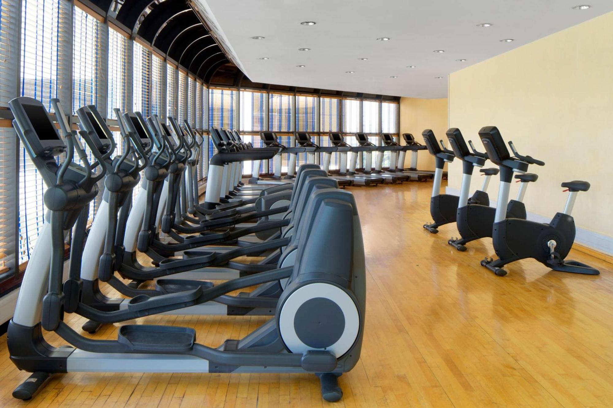 เลอ เมริเดียน ดูไบ โฮเต็ล แอนด์ คอนเฟอเรนซ์ เซ็นเตอร์ Hotel ภายนอก รูปภาพ Elliptical cross trainer