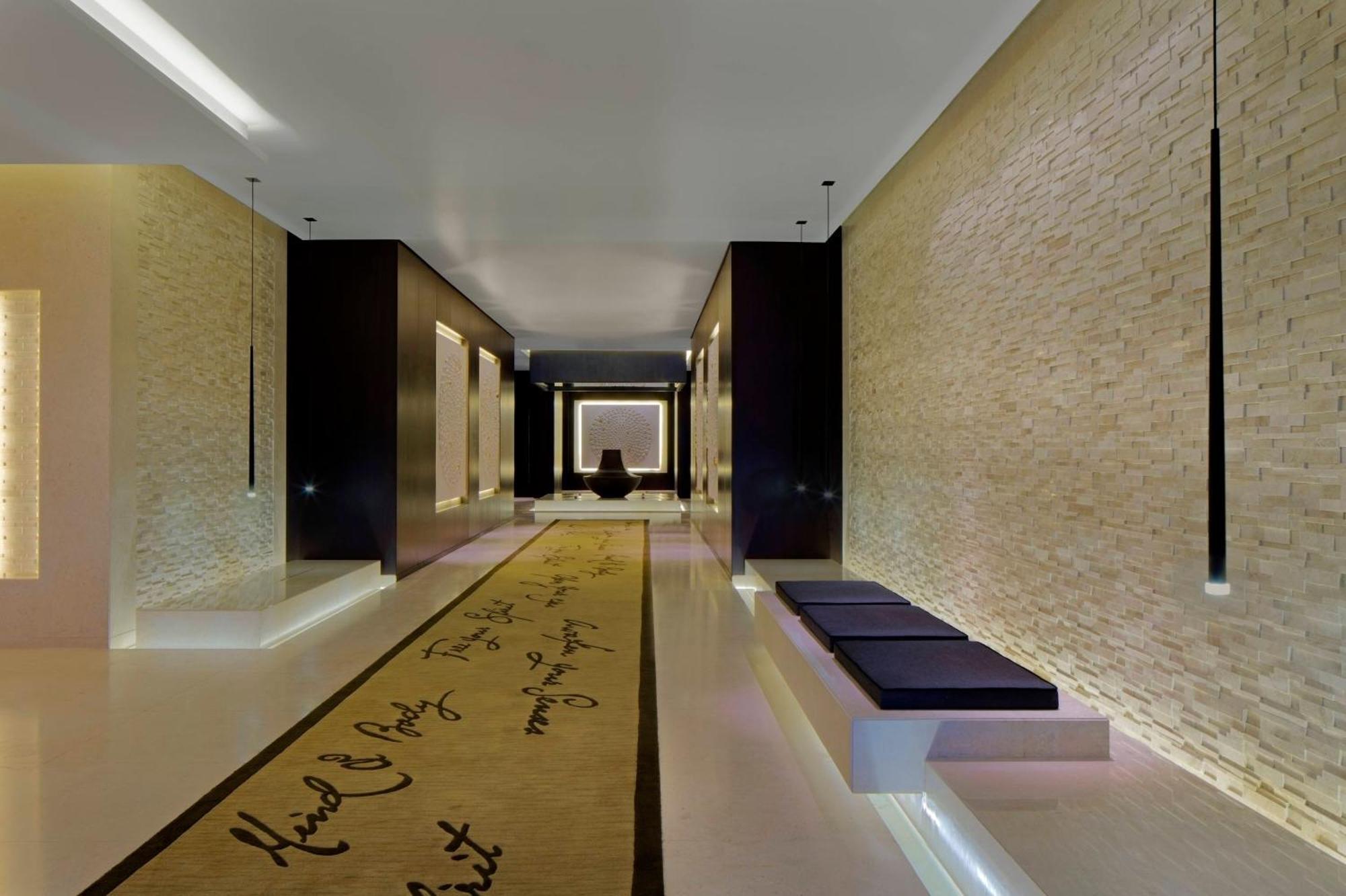 เลอ เมริเดียน ดูไบ โฮเต็ล แอนด์ คอนเฟอเรนซ์ เซ็นเตอร์ Hotel ภายนอก รูปภาพ The interior of the hotel