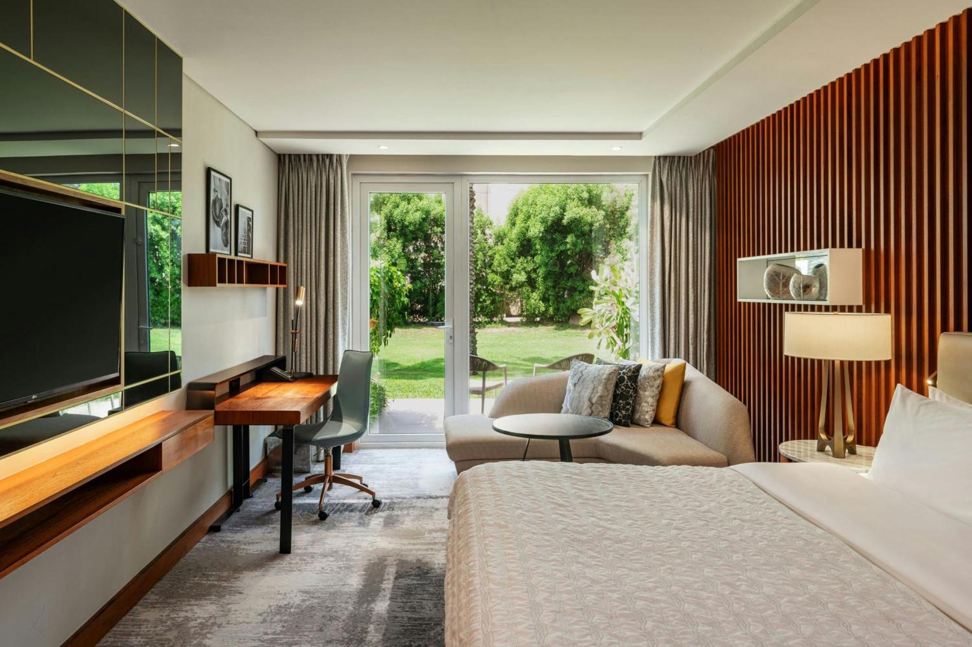 เลอ เมริเดียน ดูไบ โฮเต็ล แอนด์ คอนเฟอเรนซ์ เซ็นเตอร์ Hotel ภายนอก รูปภาพ A guest room at the hotel