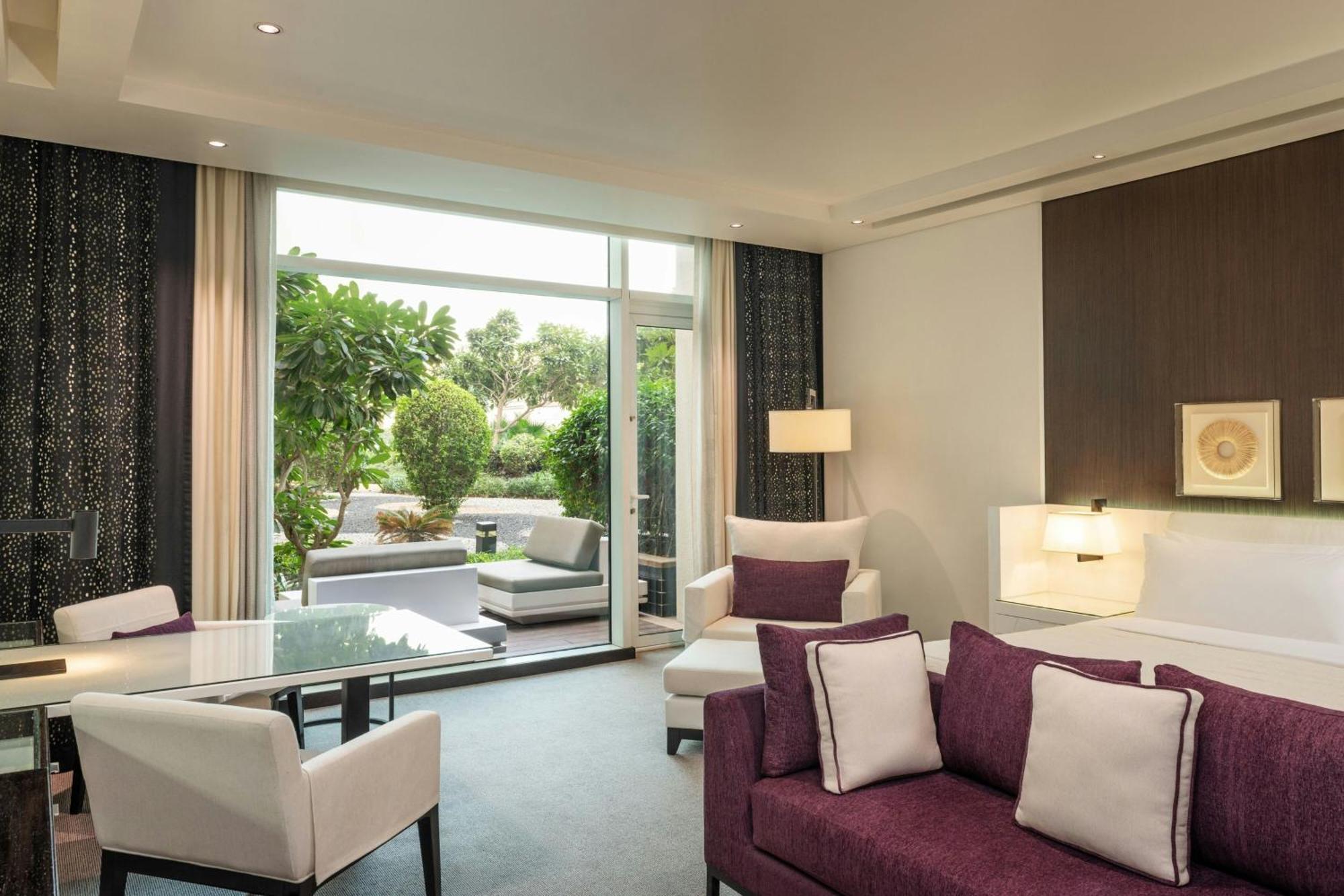 เลอ เมริเดียน ดูไบ โฮเต็ล แอนด์ คอนเฟอเรนซ์ เซ็นเตอร์ Hotel ภายนอก รูปภาพ A suite at the hotel